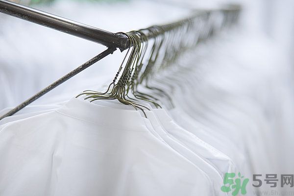 什么面料不容易皺？如何挑選不易皺的衣服？