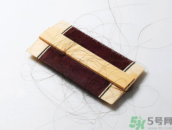 用哪種梳子不容易掉頭發(fā)？用什么梳子梳頭防掉發(fā)？
