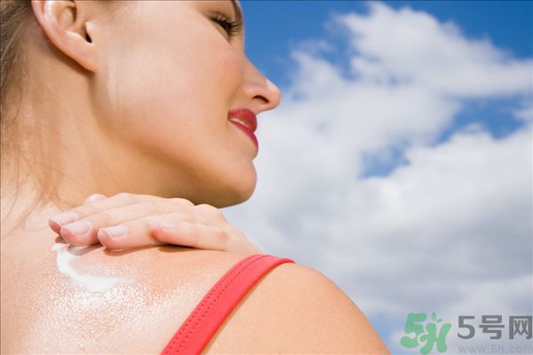 為什么涂了防曬霜還是會(huì)曬黑？涂防曬霜要注意什么？