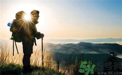 小伙辭職旅行3年帶回美國(guó)女友 徒步旅游裝備有哪些？