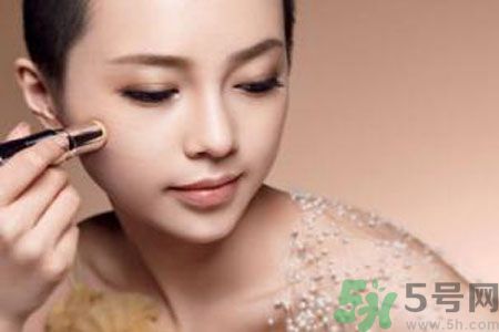 額頭出油是什么原因？額頭出油怎么辦？