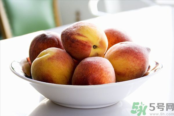 桃子上有紅點(diǎn)能吃嗎？桃子上有黑點(diǎn)可以吃嗎？