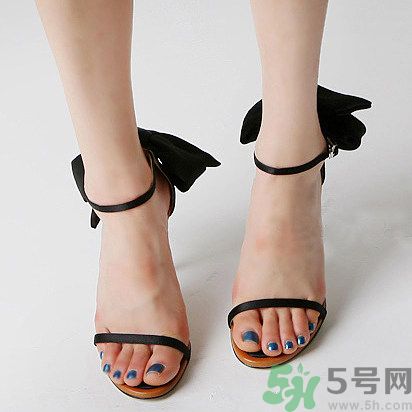 腳心長(zhǎng)水泡是怎么回事？腳心長(zhǎng)水泡怎么辦？