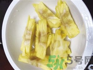 菠蘿里面發(fā)黑是為什么？發(fā)黑的菠蘿能吃嗎？