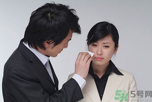 一生氣就流眼淚是怎么回事？生氣流淚怎么辦？