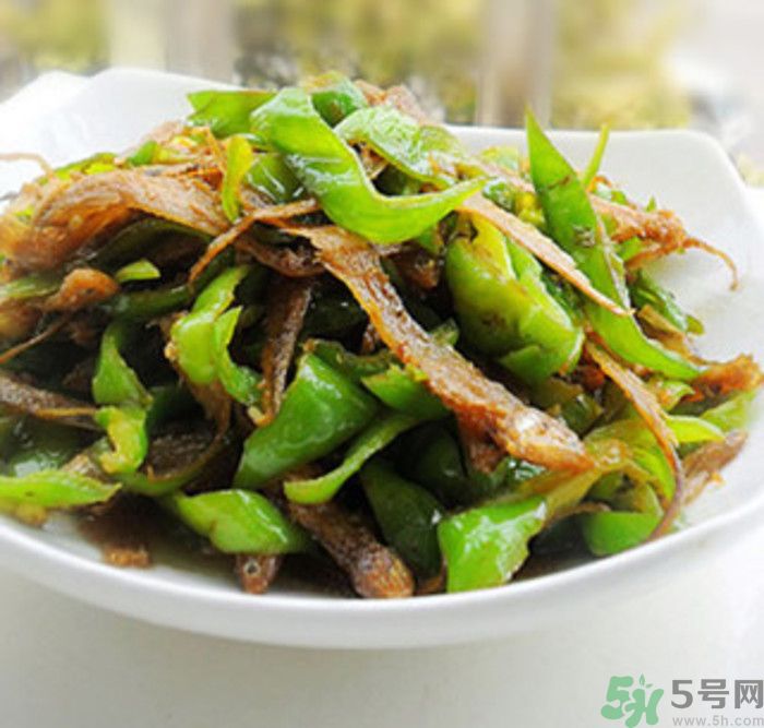 油燜干魚(yú)怎么做的？干魚(yú)怎么炒好吃？