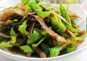 油燜干魚怎么做的？干魚怎么炒好吃？