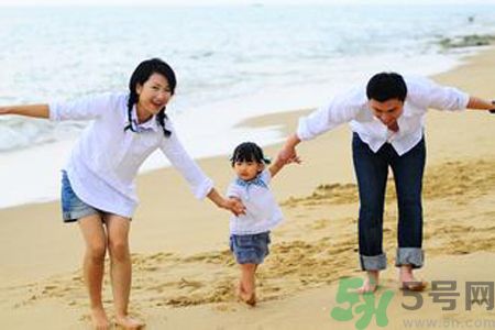 男童ktv熊抱強(qiáng)吻陪唱小姐是怎么回事？如何加強(qiáng)孩子的品德修養(yǎng)？