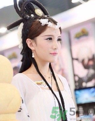 陜西最美媽媽是誰？陜西最美媽媽當街哺乳被棄女嬰是怎么回事？