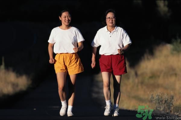 大伯仰頭喝可樂四肢癱瘓是怎么回事？喝可樂真的會(huì)癱瘓嗎？