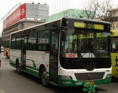 開蘭博基尼上下班的人是誰？開蘭博基尼上下班開的是哪輛公交車？