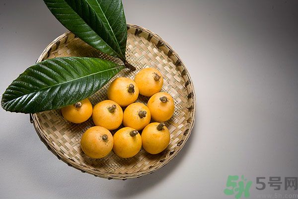 枇杷能跟百合一起煮嗎？ 枇杷能和銀耳一起煮嗎？