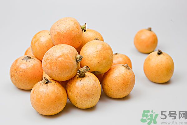 枇杷能跟百合一起煮嗎？ 枇杷能和銀耳一起煮嗎？