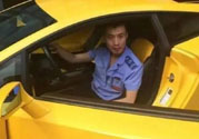 開蘭博基尼上下班的人是誰？開蘭博基尼上下班開的是哪輛公交車？