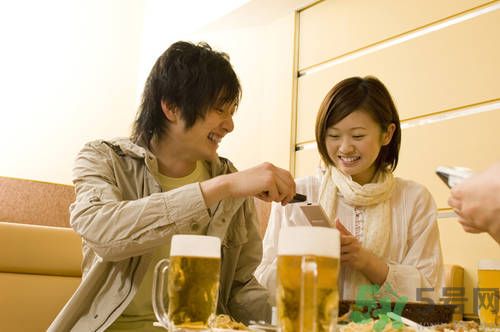 過期啤酒能喝嗎？過期啤酒喝了會怎么樣？