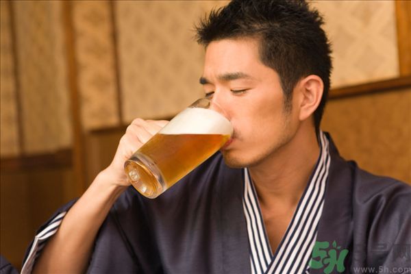 過期啤酒能喝嗎？過期啤酒喝了會怎么樣？