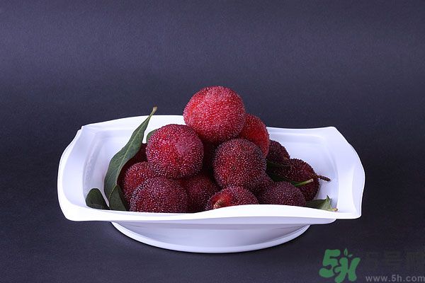 吃楊梅時(shí)可以喝茶嗎？吃楊梅時(shí)喝茶有什么壞處？
