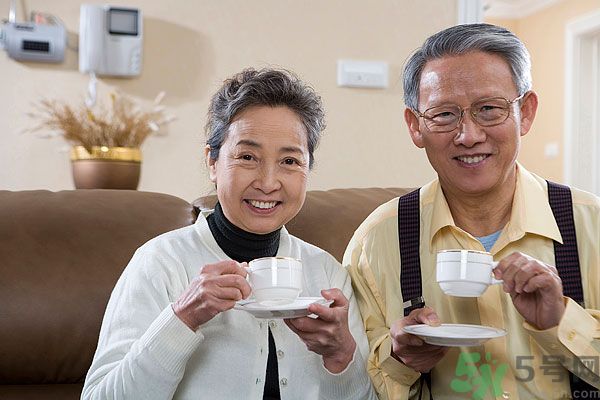 吃楊梅時(shí)可以喝茶嗎？吃楊梅時(shí)喝茶有什么壞處？