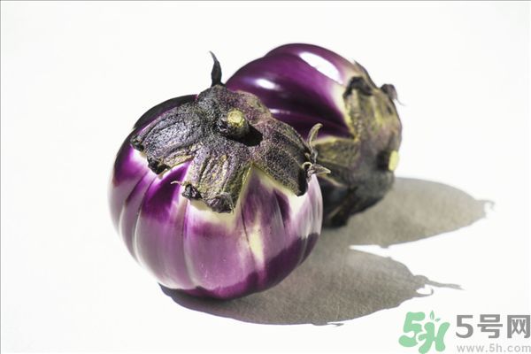 茄子里面有黑點能吃嗎？茄子里面黑了能吃嗎？