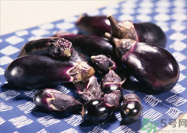 茄子里面發(fā)棕色能吃嗎？茄子里面有褐色能吃嗎？
