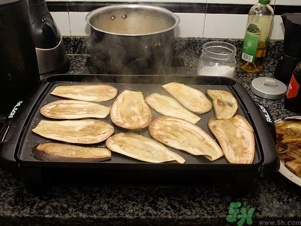 茄子里面發(fā)棕色能吃嗎？茄子里面有褐色能吃嗎？