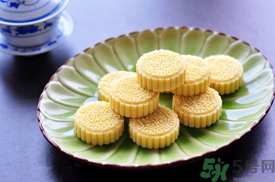 吃綠豆糕能喝啤酒嗎？吃綠豆糕喝啤酒好不好？