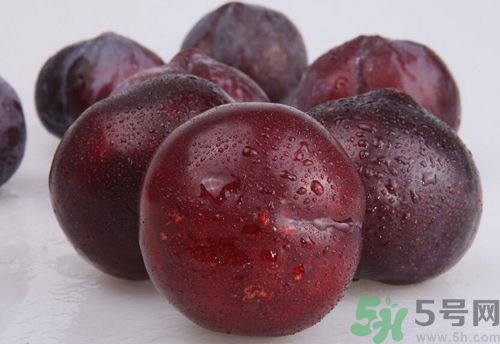李子紅色甜還是黑色甜？李子黑色的比較甜嗎？