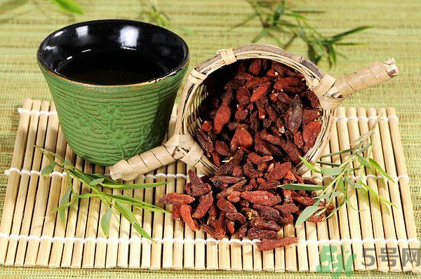 泡枸杞要用開水嗎？泡枸杞的水越熱越好嗎？