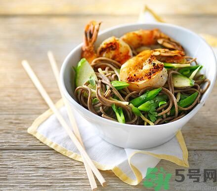 生菜可以和蝦一起吃嗎？生菜和蝦一起吃可以嗎？