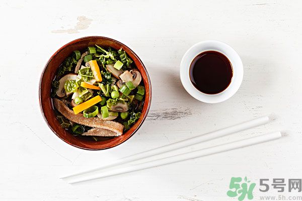 涼拌生菜放生抽還是老抽？涼拌菜放什么醬油好？