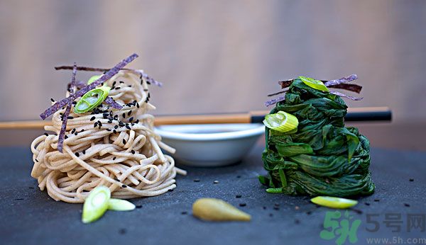 涼拌生菜放生抽還是老抽？涼拌菜放什么醬油好？