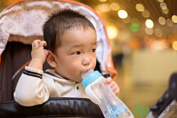 如何讓寶寶養(yǎng)成愛喝水的習(xí)慣？兒童智能水杯有啥功能？