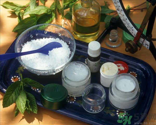 去年沒用完的防曬霜今年還能用嗎？擦護膚品直接用手取好嗎？