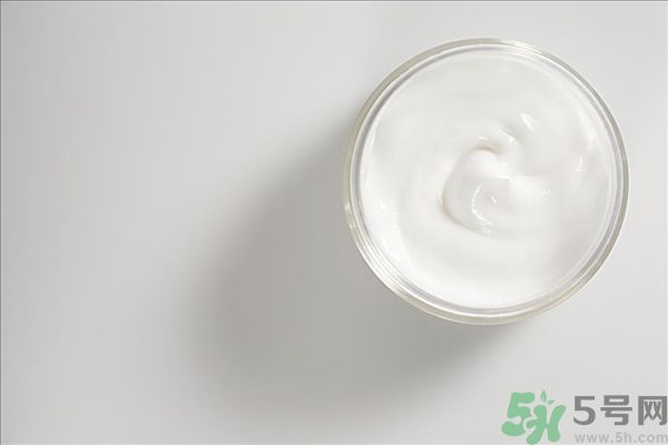 去年沒用完的防曬霜今年還能用嗎？擦護膚品直接用手取好嗎？