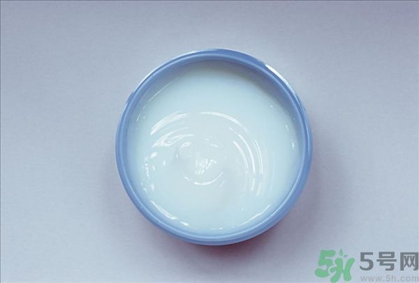 去年沒用完的防曬霜今年還能用嗎？擦護膚品直接用手取好嗎？