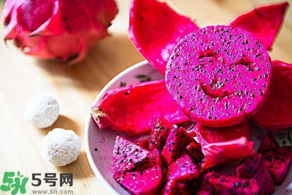 火龍果外面發(fā)霉了里面還能吃么？火龍果外皮爛了還能吃嗎？