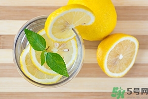 檸檬水能隔夜喝嗎？檸檬水的功效與作用