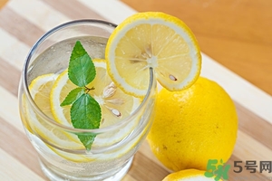 檸檬水能隔夜喝嗎？檸檬水的功效與作用