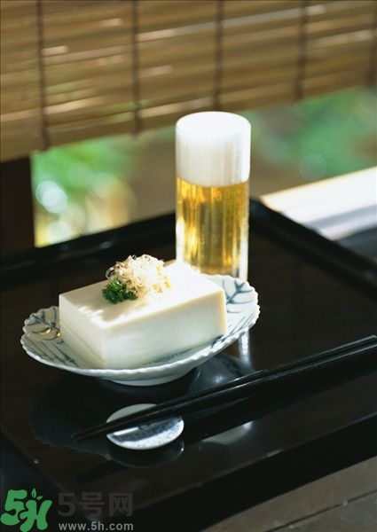 吃豆腐能喝啤酒嗎？喝酒吃豆腐能解酒嗎？