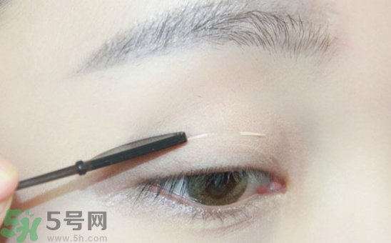單眼皮怎么變雙眼皮了？單眼皮上面有一條線