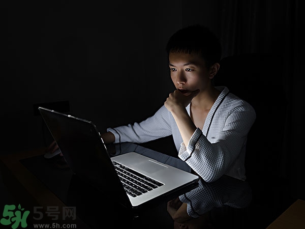 熬夜上火牙齦腫痛怎么辦？熬夜上火喉嚨痛怎么辦？