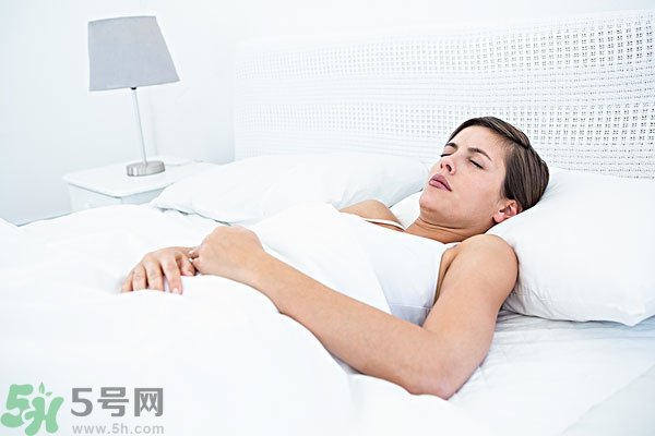 第一次來(lái)月經(jīng)是黑色的正常嗎？第一次月經(jīng)是黑色的是怎么回事？