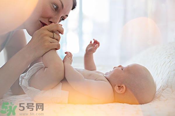 寶寶腳上起水泡怎么辦？寶寶腳底長(zhǎng)透明水泡怎么辦？