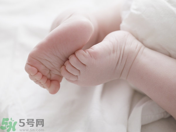 寶寶腳上起水泡怎么辦？寶寶腳底長(zhǎng)透明水泡怎么辦？