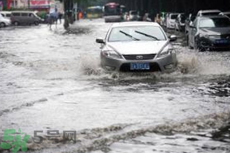路面雨水多深車輛不宜通行？車輛在雨水中行駛要注意什么？