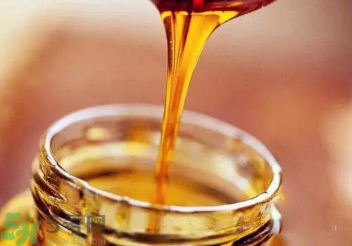 蜂蜜放在冰箱里結(jié)白晶是怎么回事？蜂蜜放在冰箱里結(jié)白晶可以吃嗎？