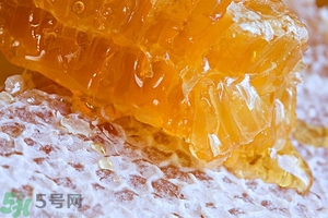 蜂蜜放久了有酒味是怎么回事？蜂蜜有酒味還能喝嗎？