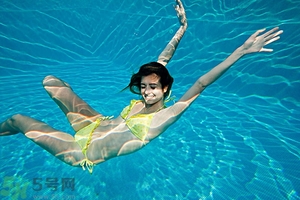 浮潛要穿泳衣嗎？浮潛要穿什么衣服？