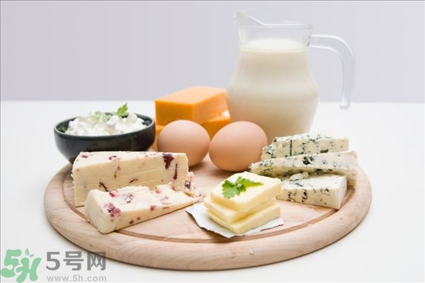 一天喝多少牛奶最好？牛奶一天喝多少合適？
