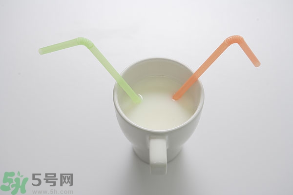 羊奶和牛奶哪個(gè)營(yíng)養(yǎng)高?牛奶與羊奶哪個(gè)營(yíng)養(yǎng)更好？